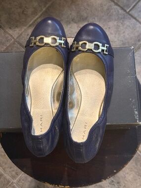 Tahari women leather ballets size 9